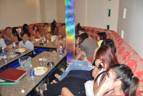 Các quán nhậu, karaoke ở vùng ven là ổ tệ nạn xã hội. Nếu khách có nhu cầu thì tiếp viên sẵn sàng 