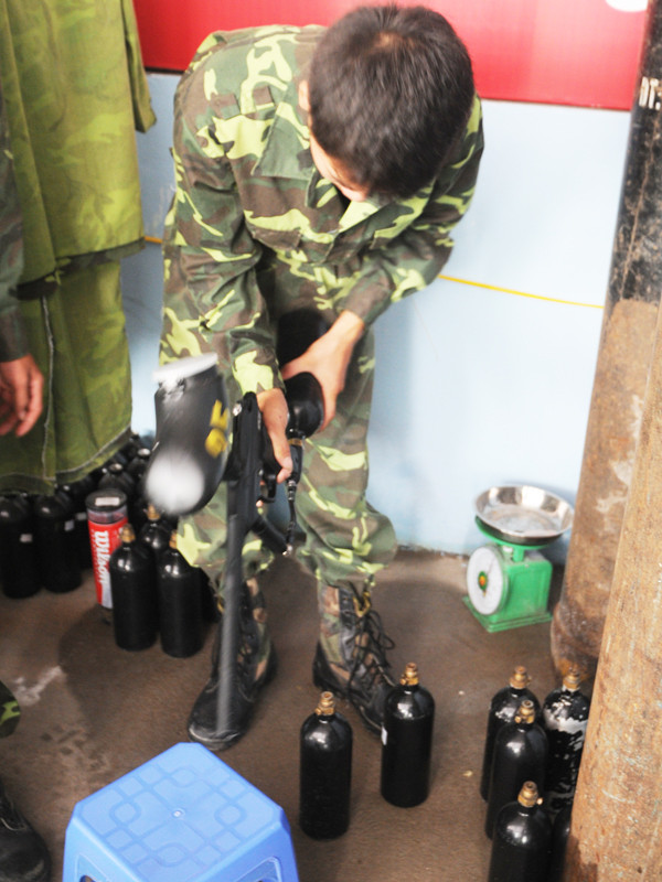 Sau lễ khai trương, các khách mời đã được tham gia đánh trận