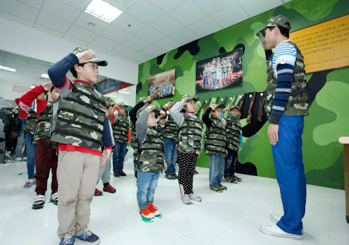 Bé thử làm bộ đội