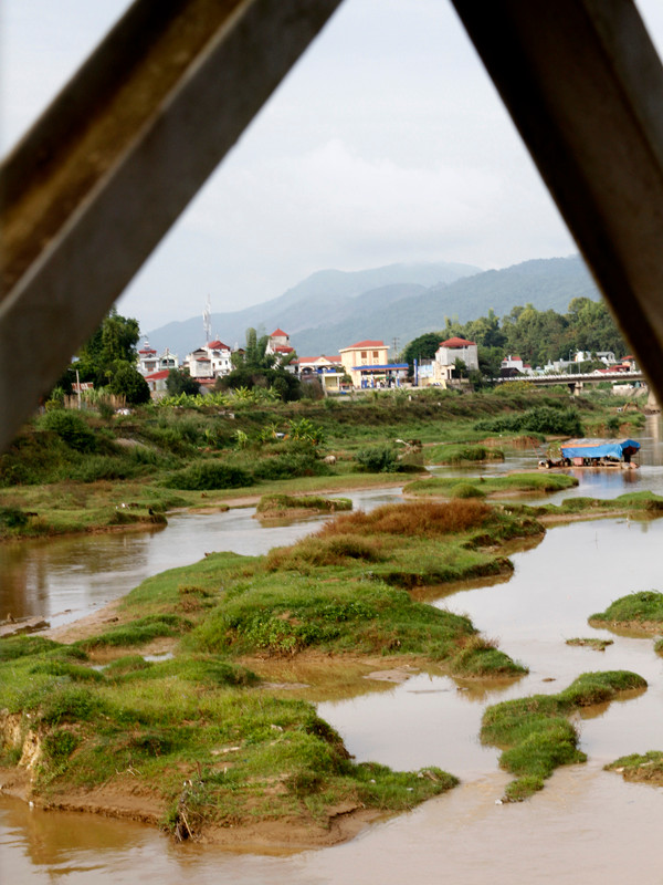 Một góc bờ Nậm Rốm, nhìn qua lan can cầu Mường Thanh