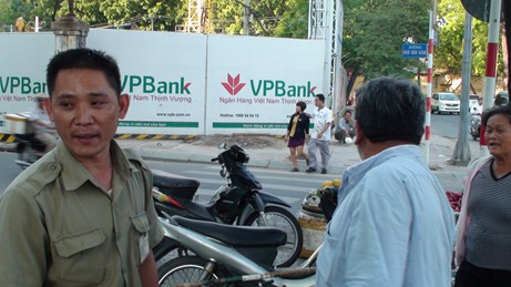 Dân phòng, tiểu thương, cánh xe ôm bức xúc khi dân tình giúp đỡ không đúng đối tượng