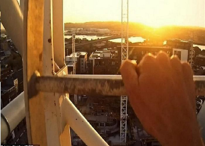 Bình minh xuất hiện, thỏa lòng mong mỏi của cậu trai trẻ