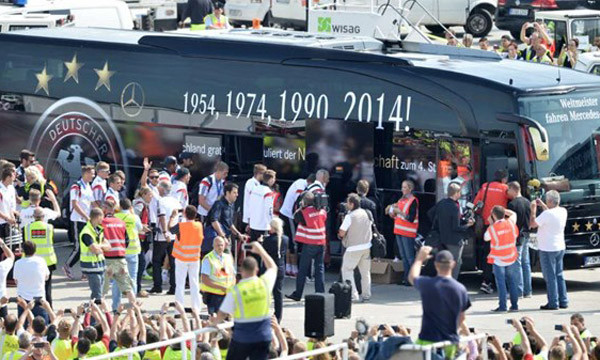 Biển người chào đón tuyển Đức 'vinh quy bái tổ' ảnh 12