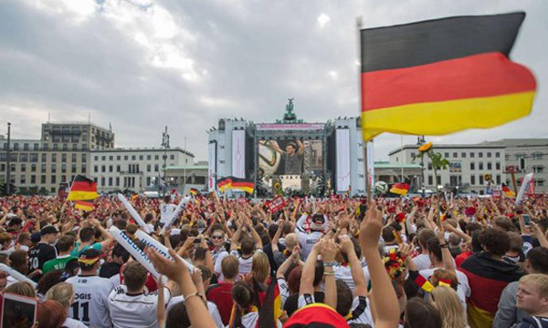Biển người chào đón tuyển Đức 'vinh quy bái tổ' ảnh 6