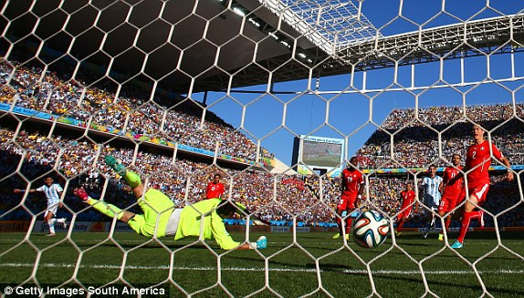 [VIDEO] Argentina - Thụy Sỹ (1-0): 'Đòn kết liễu' của Di Maria ảnh 1