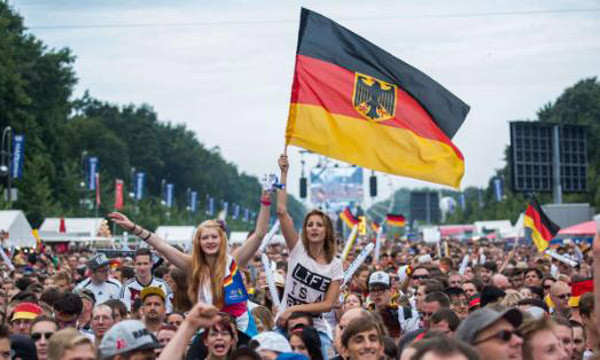 Biển người chào đón tuyển Đức 'vinh quy bái tổ' ảnh 11