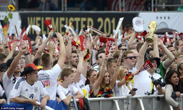 Biển người chào đón tuyển Đức 'vinh quy bái tổ' ảnh 1