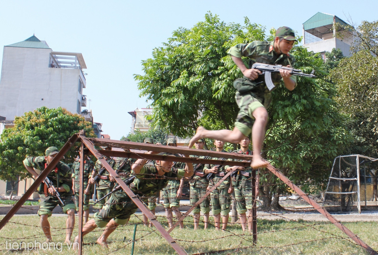  Vượt hàng rào thép gai trong tích tắc