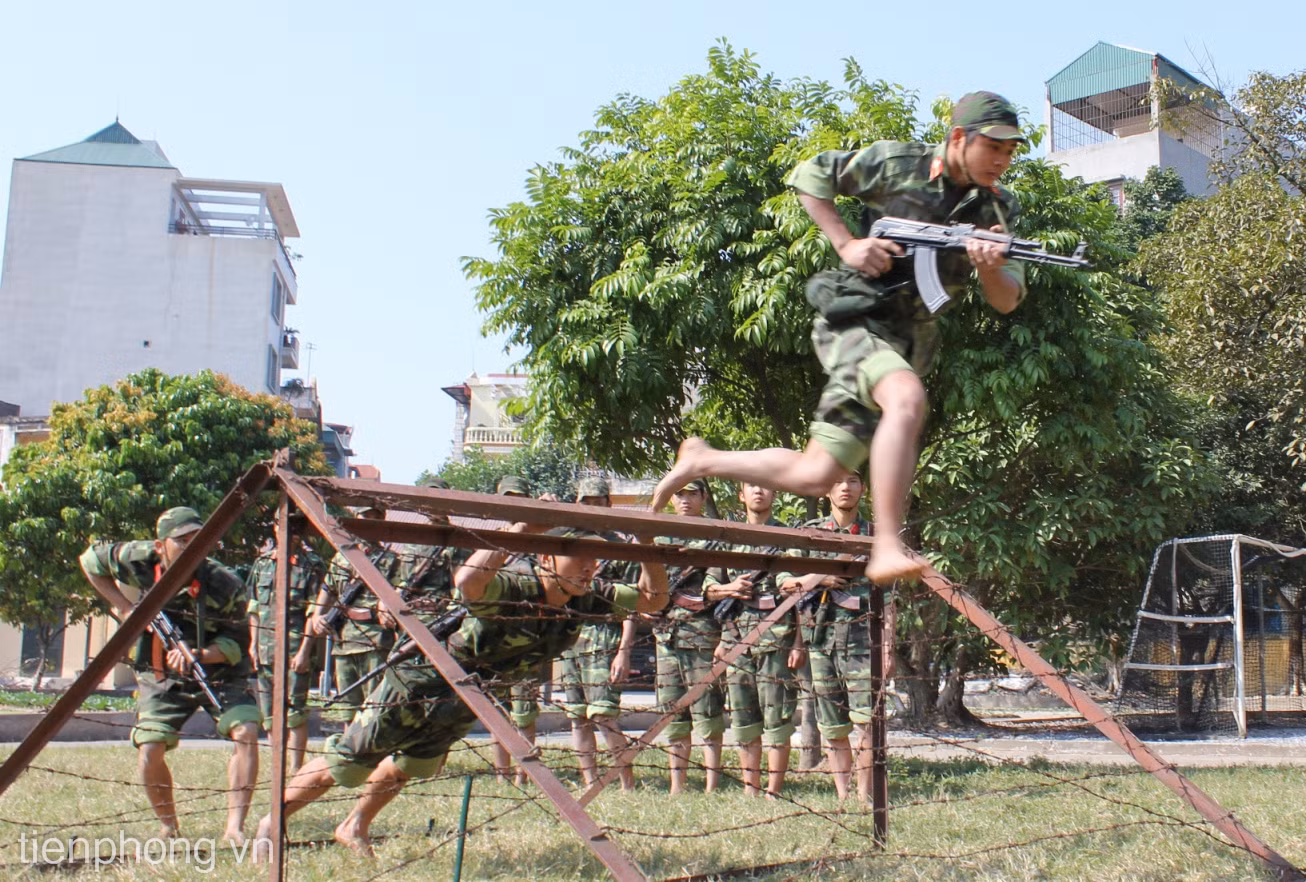  Vượt hàng rào thép gai trong tích tắc