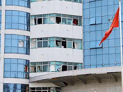 Nhiều tòa nhà vỡ cửa kính vì những vụ nổ