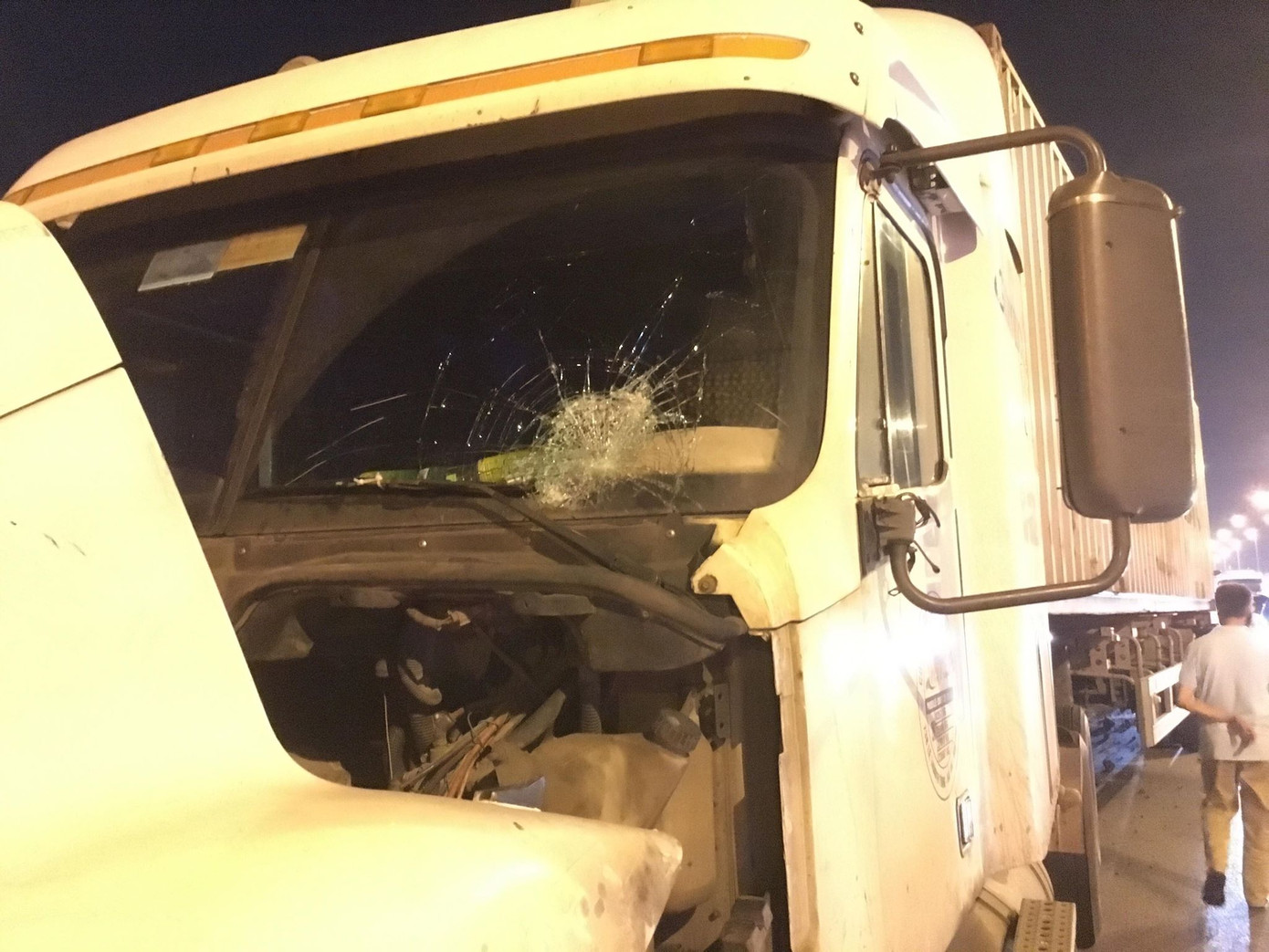 Xe container tông nhiều người đi xe máy trên cầu Thanh Trì ảnh 1