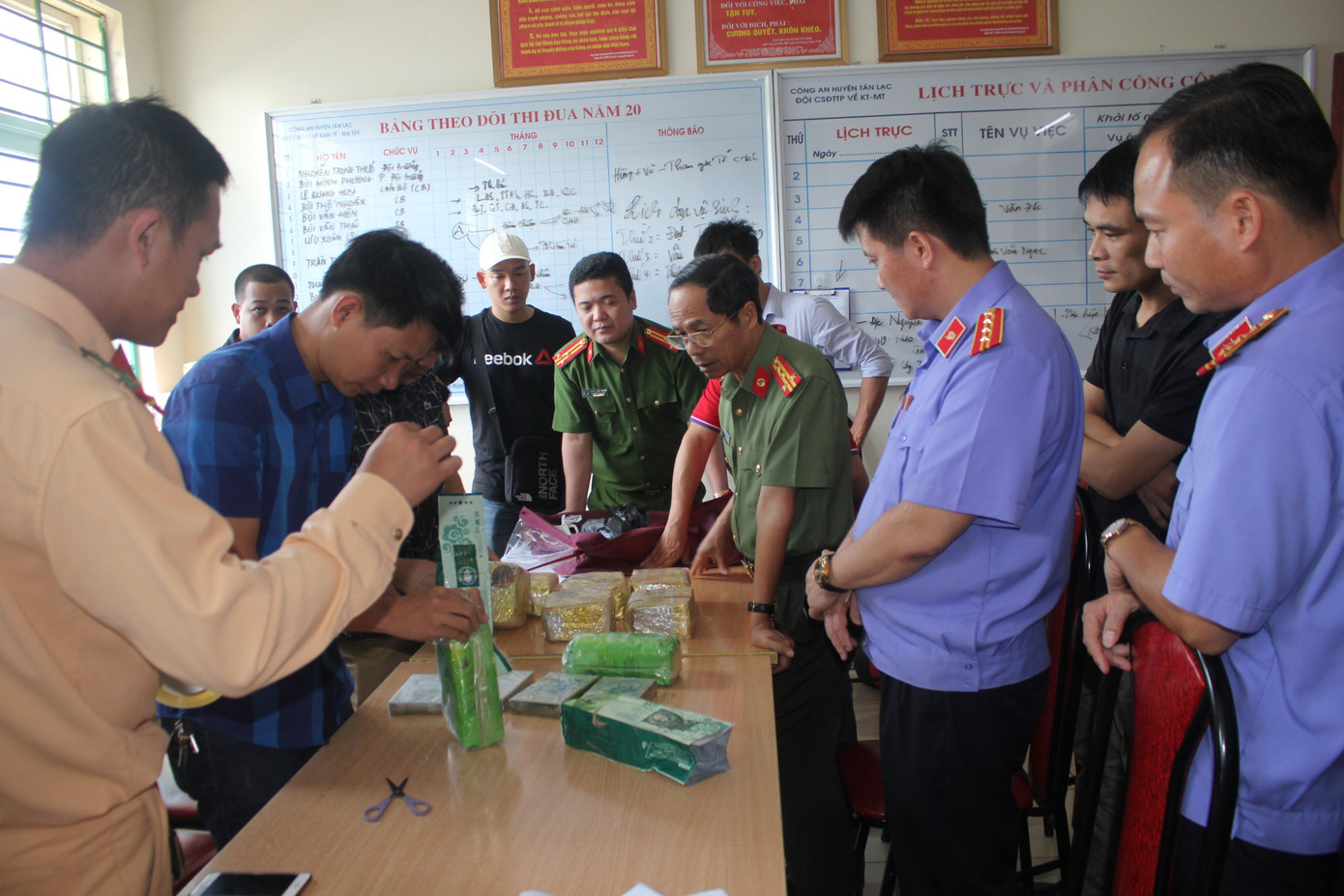 Cảnh sát chặn bắt 3 ôtô của nhóm vận chuyển ma túy ảnh 1