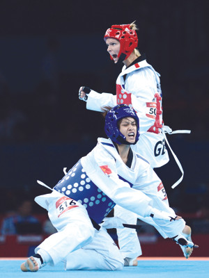 Thất bại của Diệu Linh (giáp xanh) đã chấm hết hy vọng giành huy chương của TTVN. Ảnh: Quang Thắng