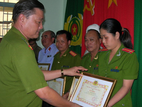 Với thành tích phá án nhanh, 12 thành viên ban chuyên án được Công an tỉnh Sóc Trăng thưởng nóng vào chiều ngày 17-1. Ảnh: Duy Khang. Với thành tích phá án nhanh, 12 thành viên ban chuyên án được Công an tỉnh Sóc Trăng thưởng nóng vào chiều ngày 17-1. Ảnh: Duy Khang