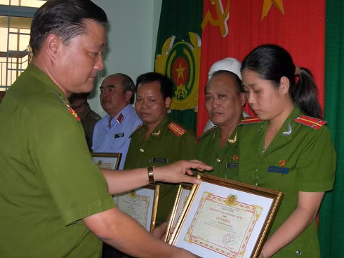 Với thành tích phá án nhanh, 12 thành viên ban chuyên án được Công an tỉnh Sóc Trăng thưởng nóng vào chiều ngày 17-1. Ảnh: Duy Khang