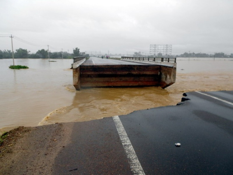 Lũ cuốn băng đoàn quốc lộ 1A, đoạn đường tránh TX An Nhơn. Ảnh Việt Hương