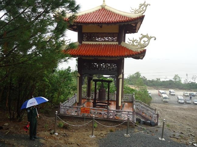 Một chiến sĩ Biên phòng phải che dù để hướng dẫn khách “vì nếu đội mưa cả ngày sẽ bị cảm lạnh”