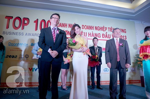Tuệ Nghi nhận giải thưởng Doanh nhân Tiên Phong – Thương Hiệu hàng đầu Việt Nam 2013 