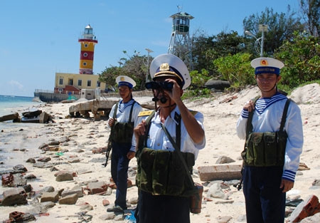 Quan sát các mục tiêu trên biển