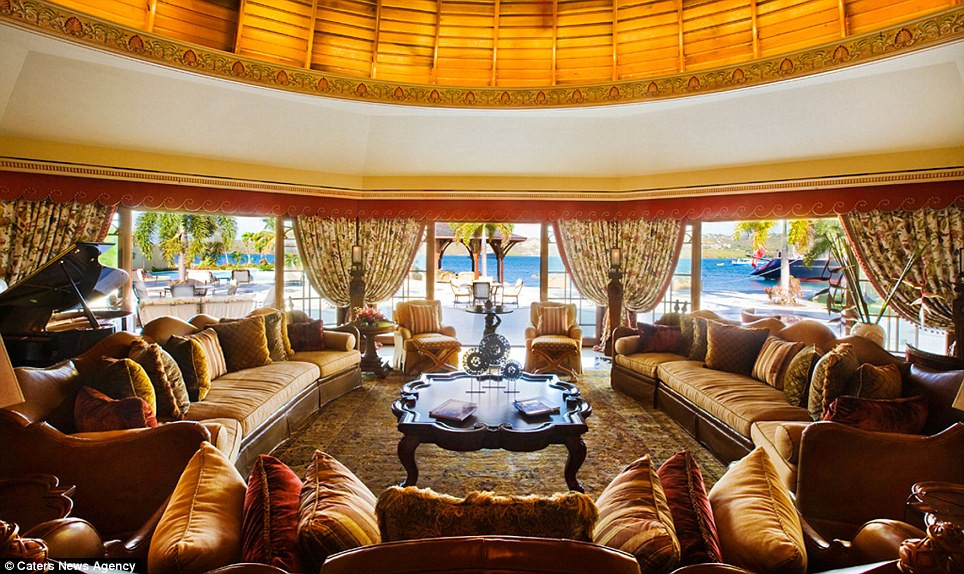 Phòng khách rộng với thảm Ba Tư, sàn đá cẩm thạch