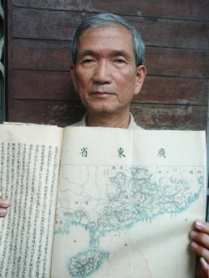 Nhà nghiên cứu Trần Đình Sơn và sách “Địa dư đồ khảo”. Ảnh: T.N.A