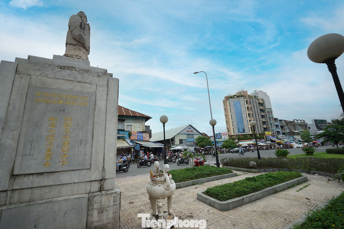 Phía xa là chợ hoá chất Kim Biên.