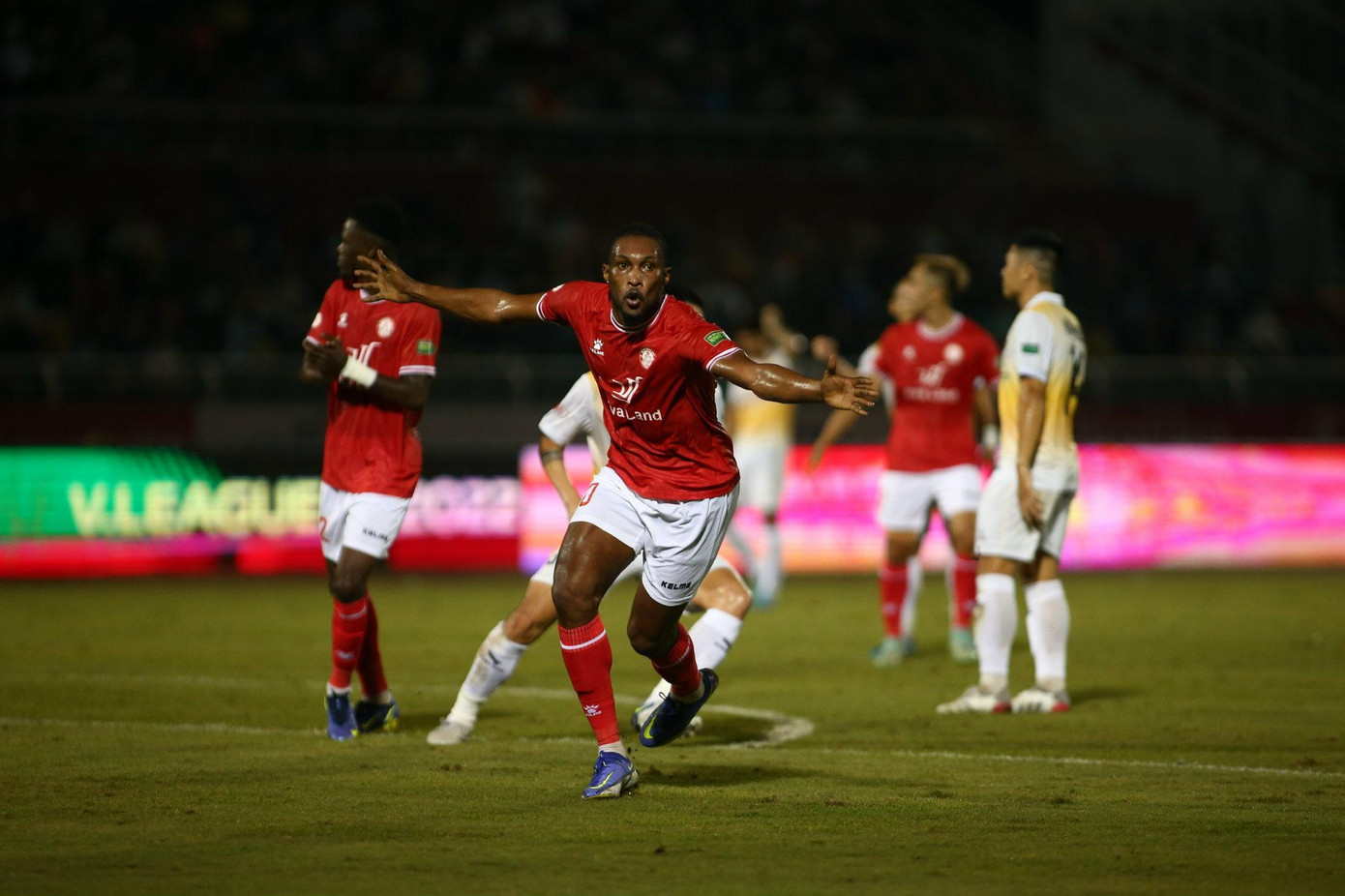 Ngoại binh Bygrave mở tỷ số trận đấu. Ngoại binh Bygrave mở tỷ số trận đấu.