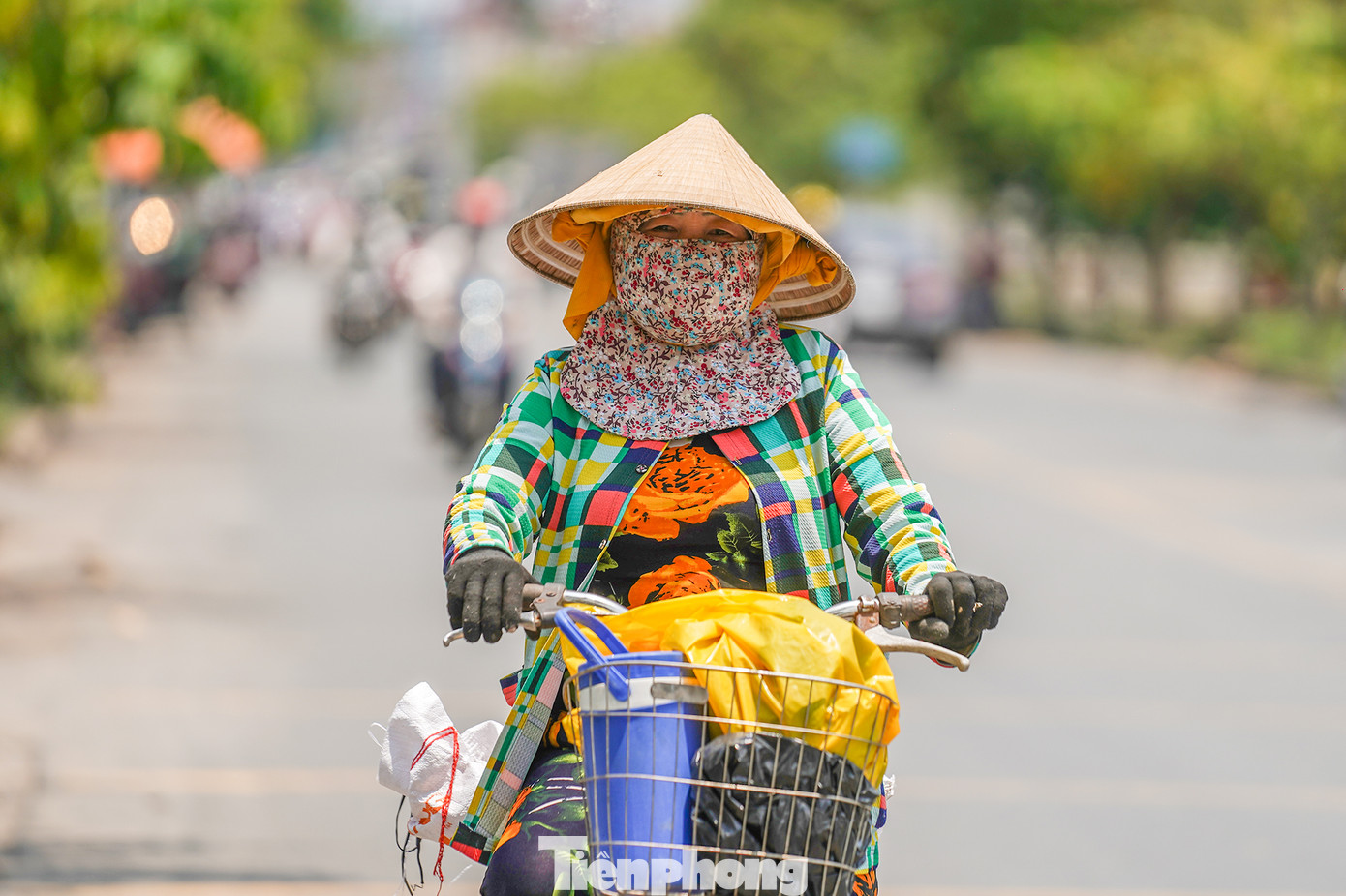&quot;Mùa nắng nóng này đi nhặt ve chai cực lắm chú ơi. Đi giờ này thì cũng không có nhiều vì đa phần người ta bỏ rác vào ban đêm. Mấy cái túi rác giờ này mở ra thì như có luồng hơi nóng mang theo đủ thứ mùi bay thẳng vào lỗ mũi, khó chịu lắm. Sợ nhất là mấy cái thùng rác bự bằng nhựa, giữa trưa đưa đầu vào đấy tìm ve chai không quen có khi xỉu luôn&quot;, bà Tư, một người nhặt ve chai chia sẻ.