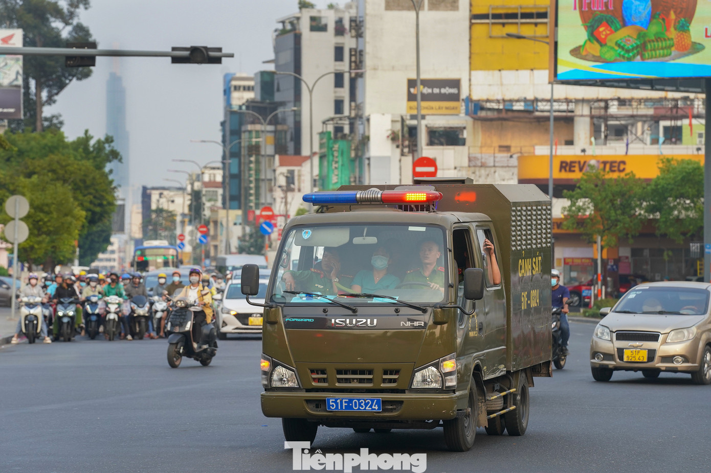 Cuối buổi xét xử, đoàn xe di chuyển qua mũi tàu sân vận động Quân khu 7, hướng về trại giam tại huyện Củ Chi. Bên cạnh lực lượng dẫn giải, lực lượng an ninh địa bàn đoàn xe đi qua cũng tham gia đảm bảo trật tự.