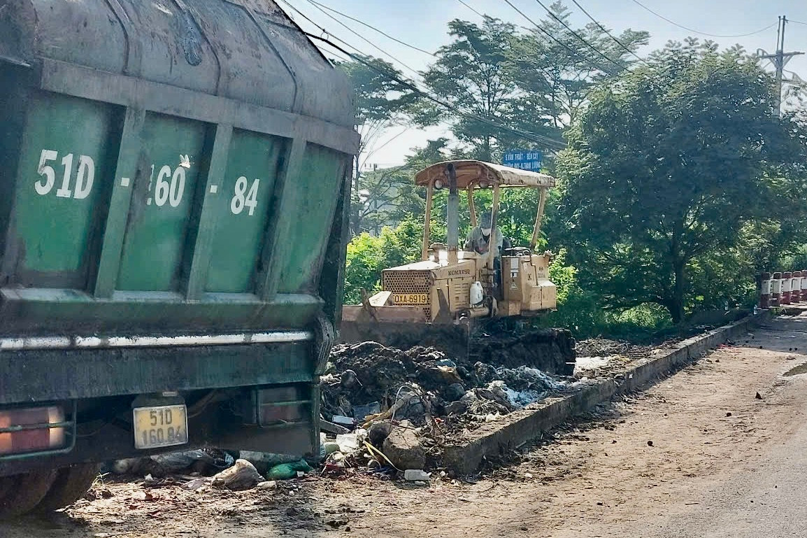 Lãnh đạo phường Bình Hưng Hoà cho biết đã phối hợp với công ty Môi trường Đô thị TPHCM tổ chức dọn sạch rác.