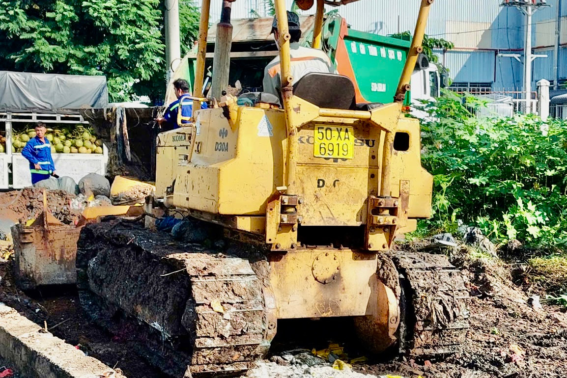 Lãnh đạo phường Bình Hưng Hoà cho biết đã phối hợp với công ty Môi trường Đô thị TPHCM tổ chức dọn sạch rác.