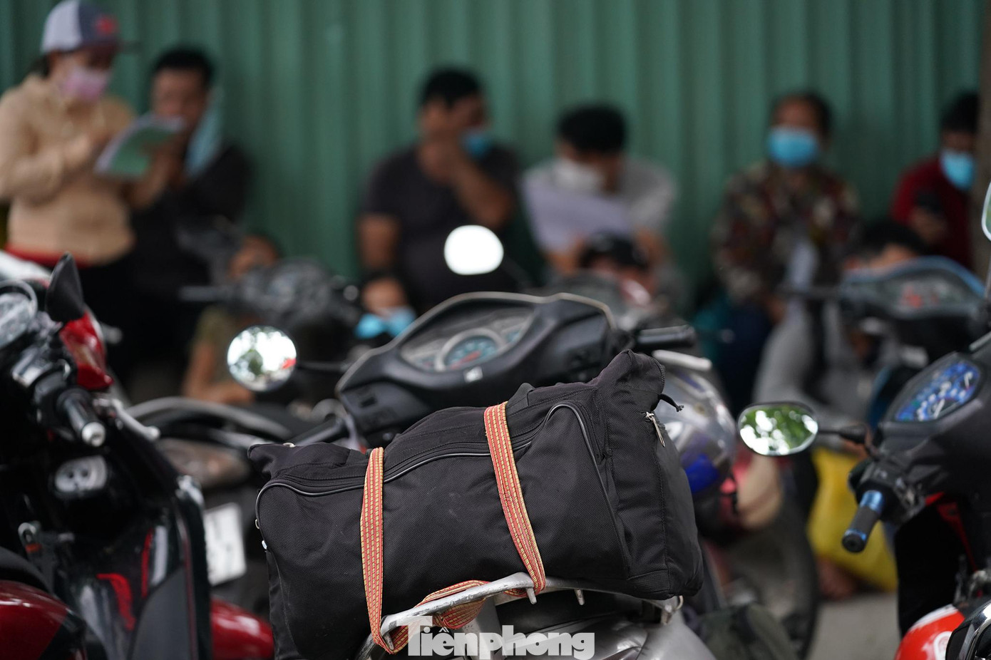 Có những người còn mang theo cả hành lý. Có những người còn mang theo cả hành lý.