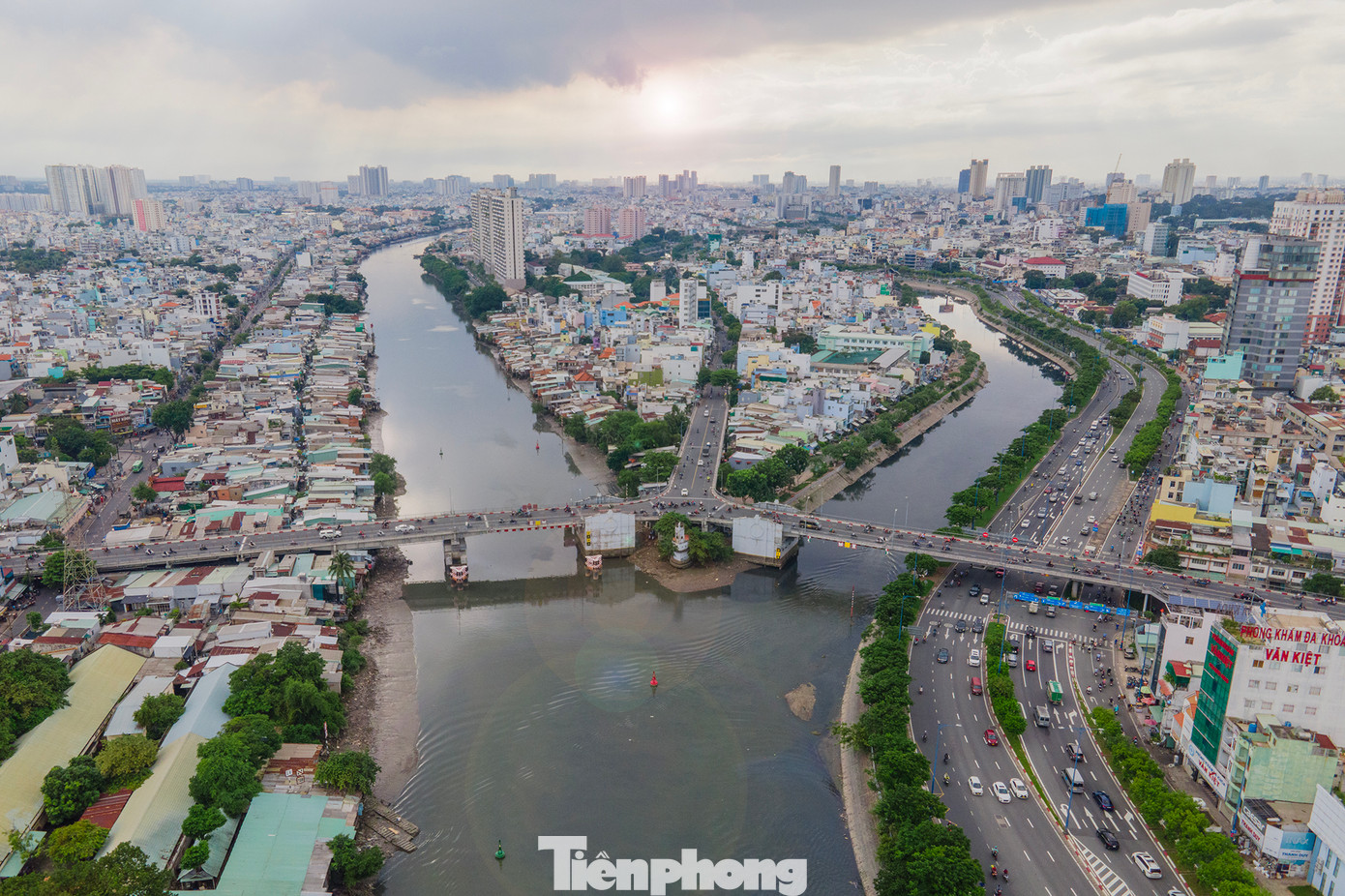 Cầu Chữ Y cũ được xây dựng vào 1938, hoàn thành sau 3 năm do Công ty Công xưởng và Công trình công chính (Pháp) đảm nhiệm. Cầu được nhiều lần sửa chữa lớn vào các năm 1948, 1957, 1992. Năm 2006, khi xây dựng đại lộ Đông Tây, cầu Chữ Y cũ bị tháo dỡ và xây dựng cầu mới tại vị trí cũ với độ tĩnh không được nâng cao lên gấp đôi. Ba nhánh cầu Chữ Y (nối quận 5 và 8) được mở rộng từ 9 lên 12m giúp giảm ùn tắc trên cầu và các tuyến đường quanh khu vực.