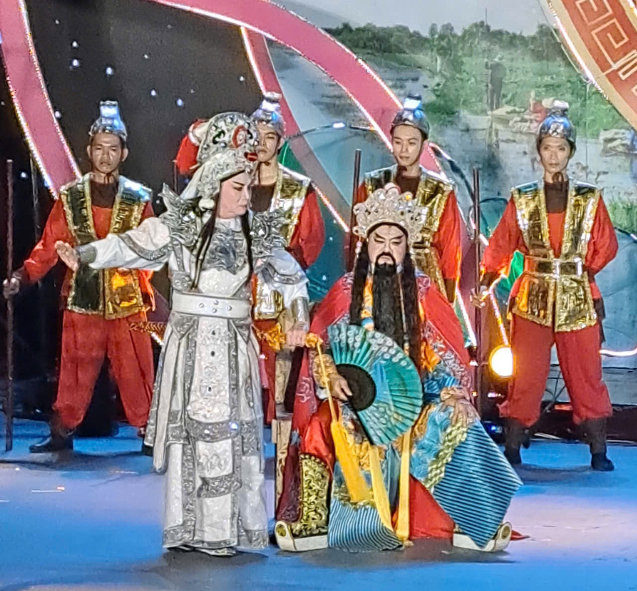 Sự kết hợp giữa hai trình thức của hai đại bang đại diện cho nền nghệ thuật cải lương chính là điểm độc đáo của chương trình.