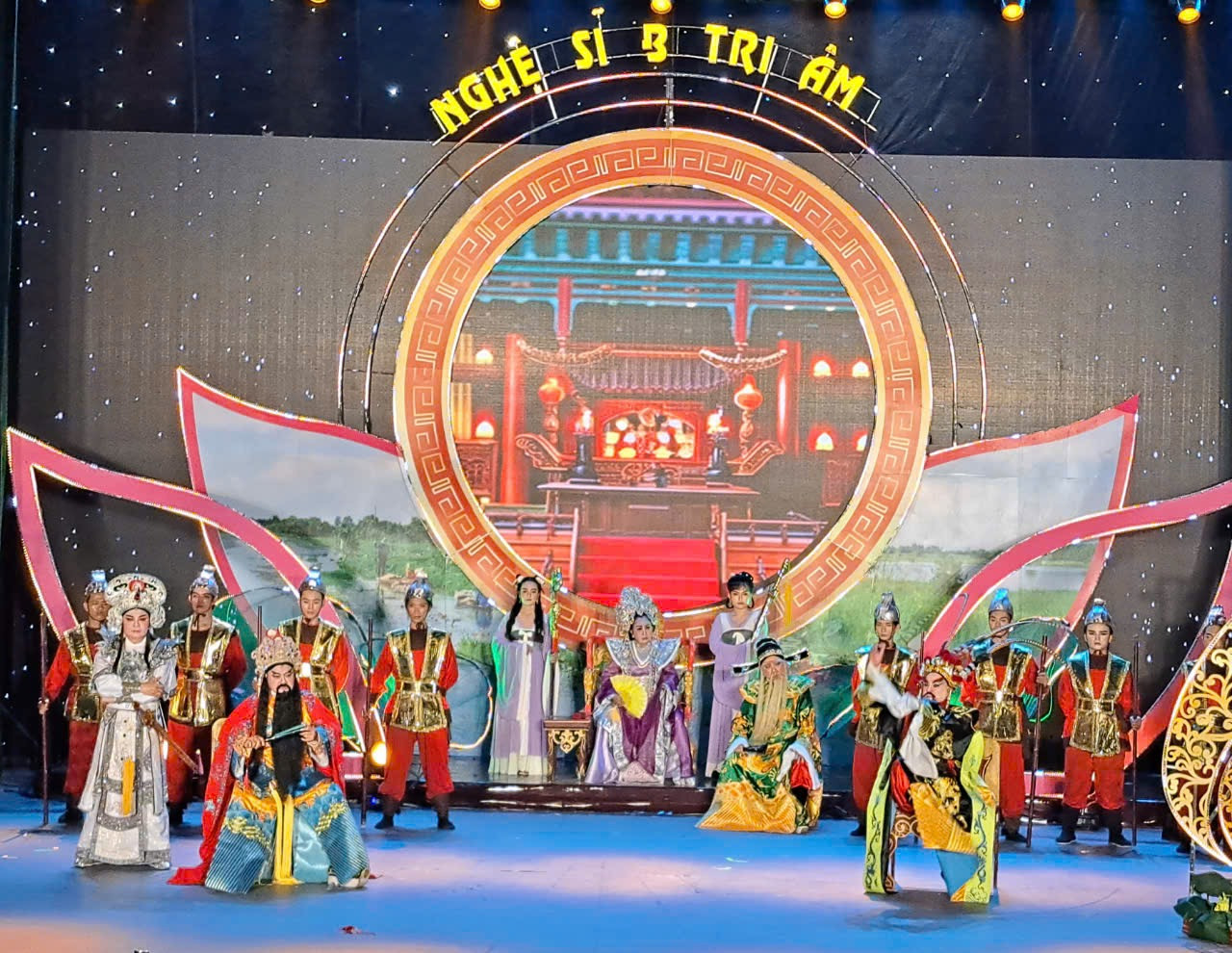 Đoàn tuồng cổ Minh Tơ Và Huỳnh Long đã có sự kết hợp hoàn hảo trong tiết mục nhạc cảnh Tuồng cổ truyền nhân.