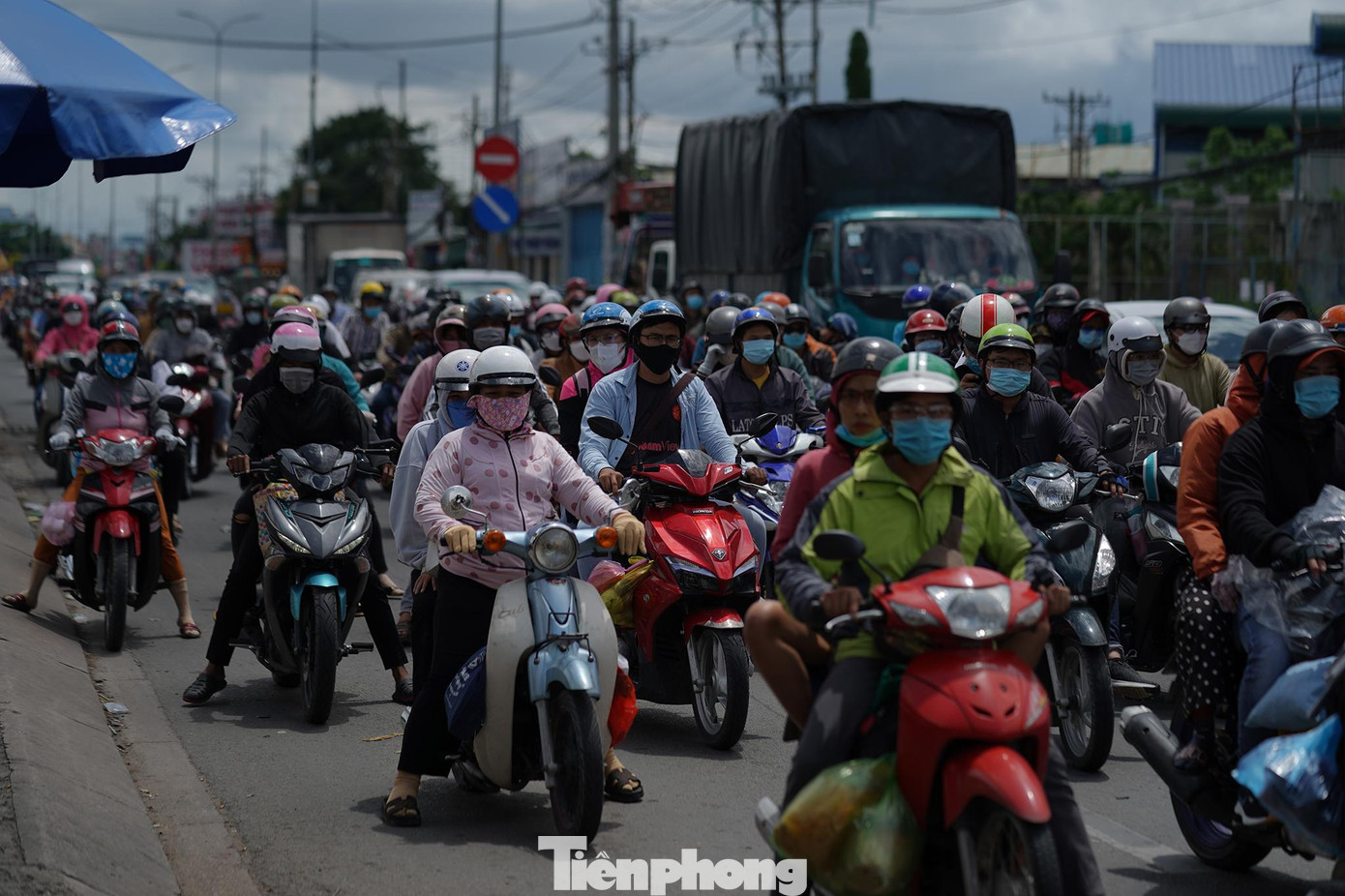 Nút giao Quốc lộ 1A-Bùi Thanh Khiết, lượng phương tiện dồn ứ cục bộ do dừng chờ đèn giao thông