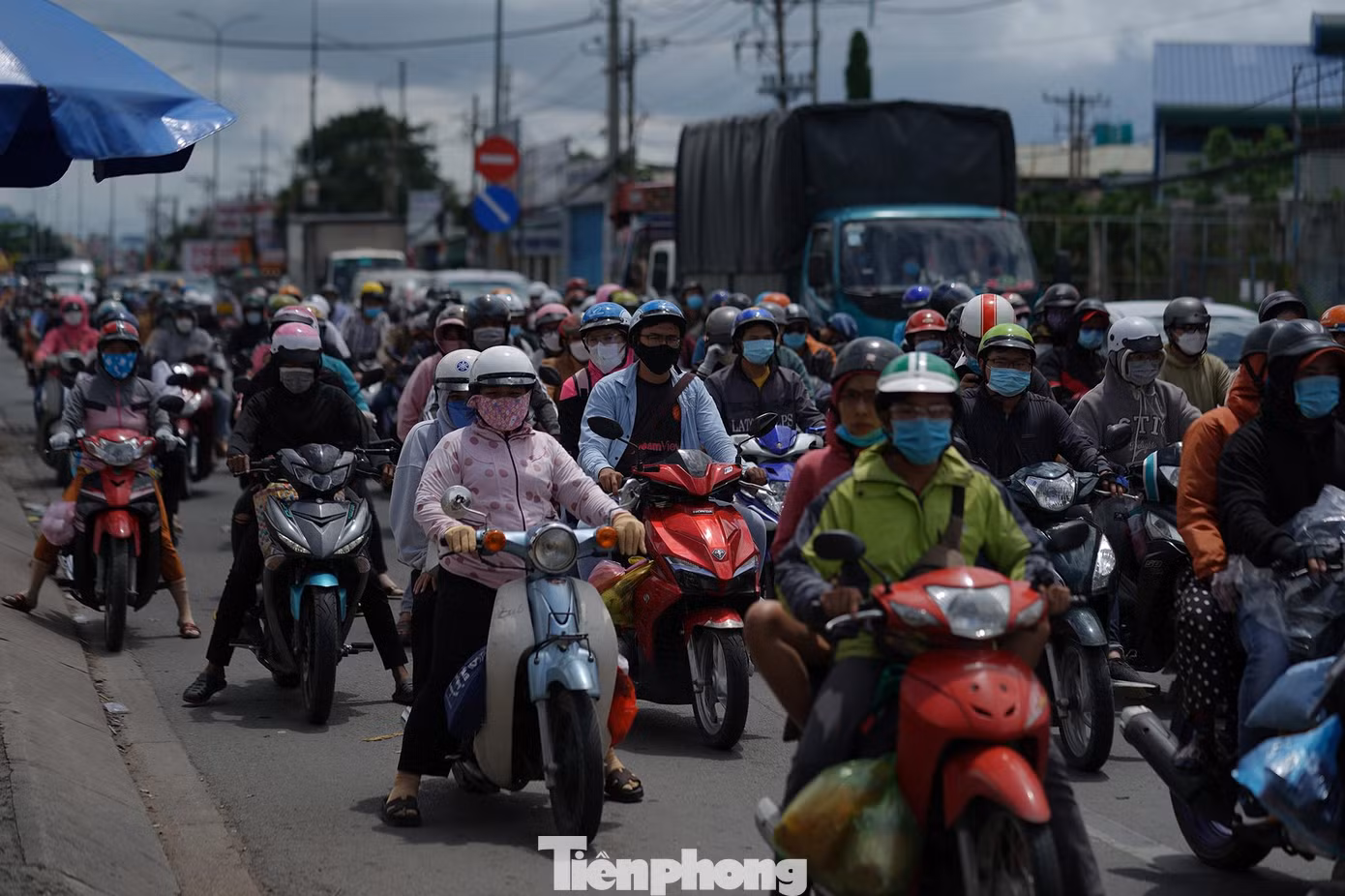 Nút giao Quốc lộ 1A-Bùi Thanh Khiết, lượng phương tiện dồn ứ cục bộ do dừng chờ đèn giao thông