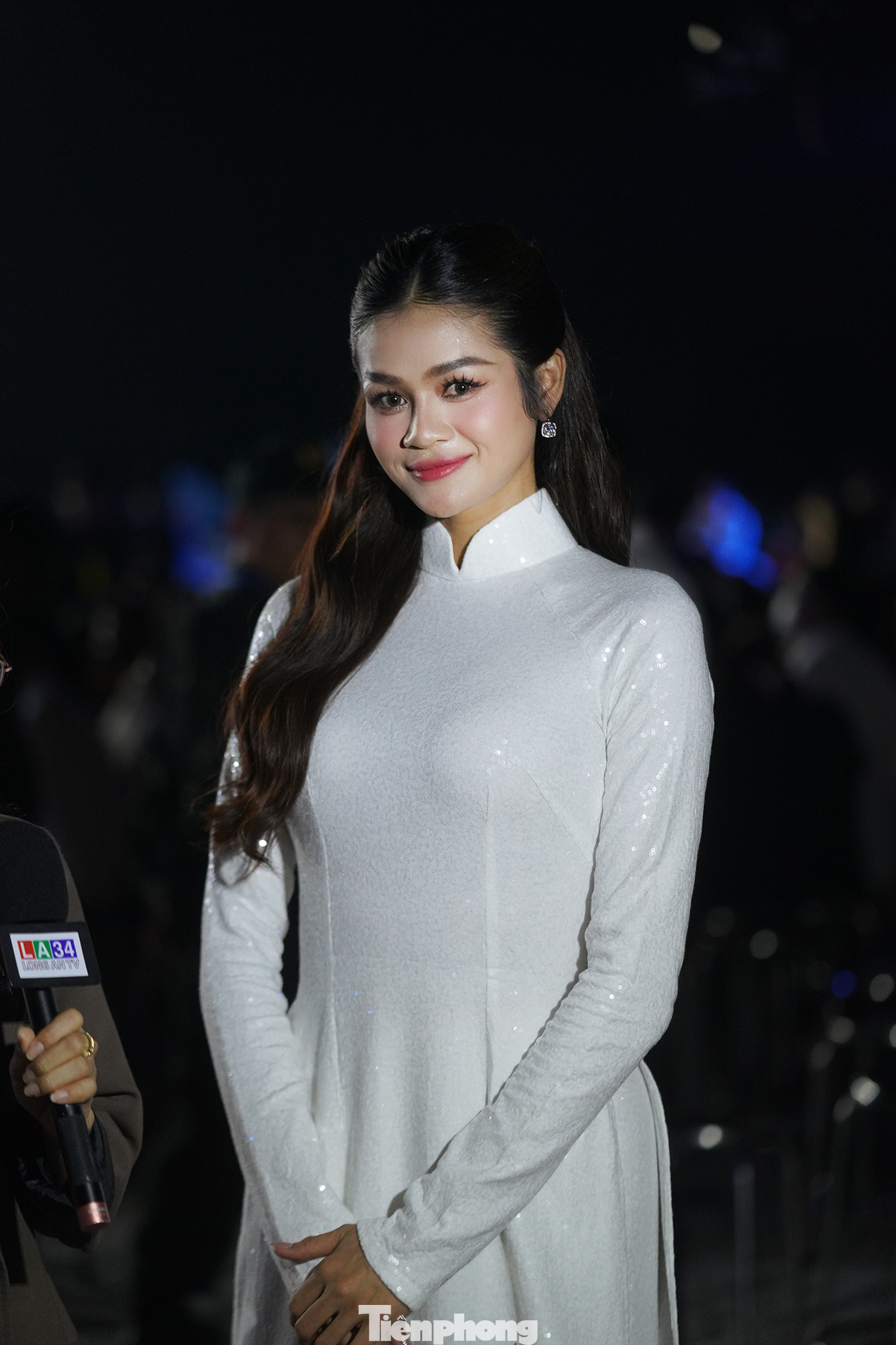 Chương trình còn có sự góp mặt của nhiều hoa hậu, á hậu và hoa khôi. Á hậu 2 Hoa hậu Hòa bình Việt Nam 2024, top 7 Vietnam Idol 2023 Vũ Thị Thu Hiền diện áo dài trắng tại đêm khai mạc Tuần Văn hóa - Thể thao - Du lịch tỉnh Long An.