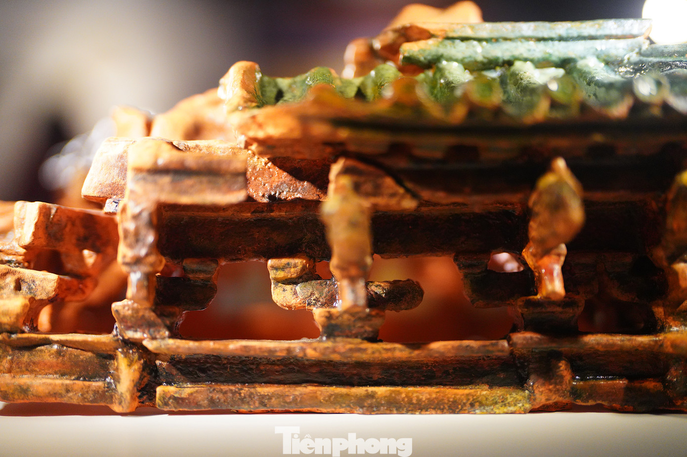 Mô hình được làm bằng chất liệu đất nung phủ men, có chiều cao tổng thể 16,8 cm. Bảo vật hiện chỉ còn một phần bộ mái và bộ khung kết cấu của công trình hoàn thiện. Trong đó hệ cột có bốn cột cái, 12 cột quân (cột hiên), hệ xà gồm câu đầu, xà thượng, xà hạ. Hệ đấu củng có đấu, củng, ang và xà vuông. Những cột cái và ba cột quân tương ứng ở mỗi góc tạo thành hình vuông, đảm bảo cho kết cấu bộ khung khớp với nhau. Các cột cách nhau không đều do ảnh hưởng của việc nung đốt. Bộ mái đầy đủ của mô hình là cấu trúc hai tầng, tám mái chồng diêm. Phần tìm thấy chỉ còn tầng mái thứ nhất. Đầu dư phía ngoài của xà hiên được trang trí hình đầu rồng, miệng ngậm ngọc. Bảo vật được sản xuất thành từng cấu kiện, sau đó ráp lại thành công trình hoàn chỉnh trước khi phủ men và đưa vào nung. Về mặt hình thái, bảo vật có nhiều nét tương đồng với kiến trúc gác chuông chùa Keo (Thái Bình). Điểm khác biệt là cung điện thời Lê Sơ dùng đấu củng để chịu lực chính, trong khi ở công trình gác chuông chùa Keo, hệ thống này chủ yếu mang tính trang trí.