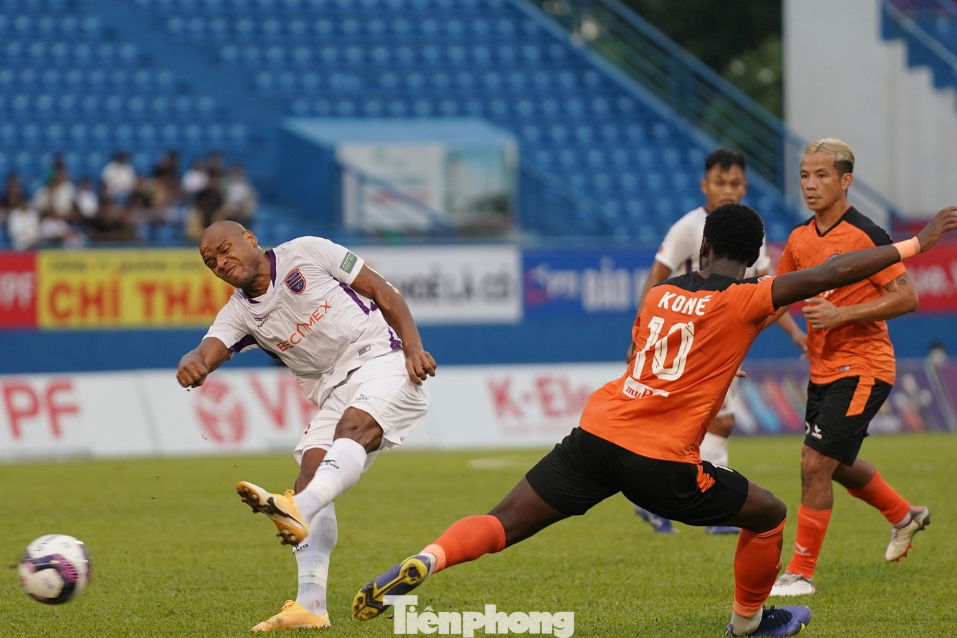 Ở vòng đấu trước, B.Bình Dương đã bất ngờ thua đậm đến 3-1 trước đội bóng được đánh giá yếu hơn là HL Hà Tĩnh. Trong khi đó, SHB Đà Nẵng thất bại trên sân Pleiku với tỷ số thua sít sao 0-1 trước HAGL, dù họ hoàn toàn có thể giành về 1 điểm nếu Ngọc Toàn không sút bóng lên trời khi thực hiện quả phạt đền ở phút 87. Ở vòng đấu trước, B.Bình Dương đã bất ngờ thua đậm đến 3-1 trước đội bóng được đánh giá yếu hơn là HL Hà Tĩnh. Trong khi đó, SHB Đà Nẵng thất bại trên sân Pleiku với tỷ số thua sít sao 0-1 trước HAGL, dù họ hoàn toàn có thể giành về 1 điểm nếu Ngọc Toàn không sút bóng lên trời khi thực hiện quả phạt đền ở phút 87.