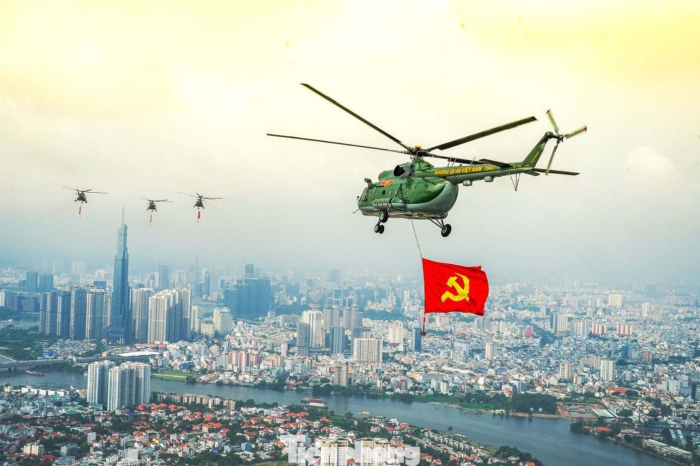 Theo kế hoạch, các máy bay cất cánh từ sân bay Biên Hòa, luyện tập xếp đội hình, hợp luyện ở các độ cao khác nhau và từ vùng trời TP. Thủ Đức, cơ động vào quận 1.