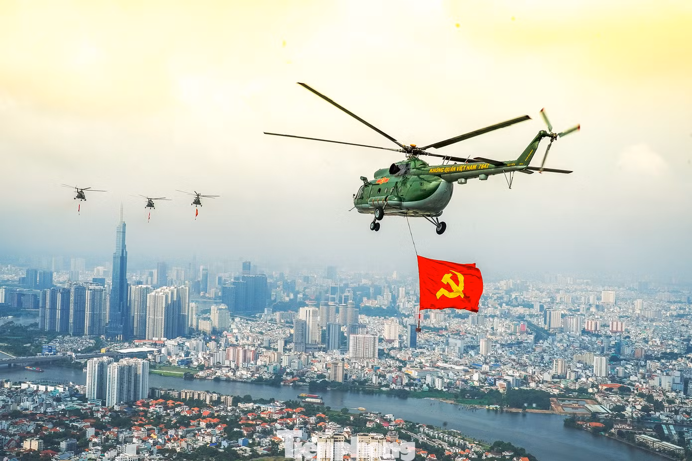 Theo kế hoạch, các máy bay cất cánh từ sân bay Biên Hòa, luyện tập xếp đội hình, hợp luyện ở các độ cao khác nhau và từ vùng trời TP. Thủ Đức, cơ động vào quận 1.