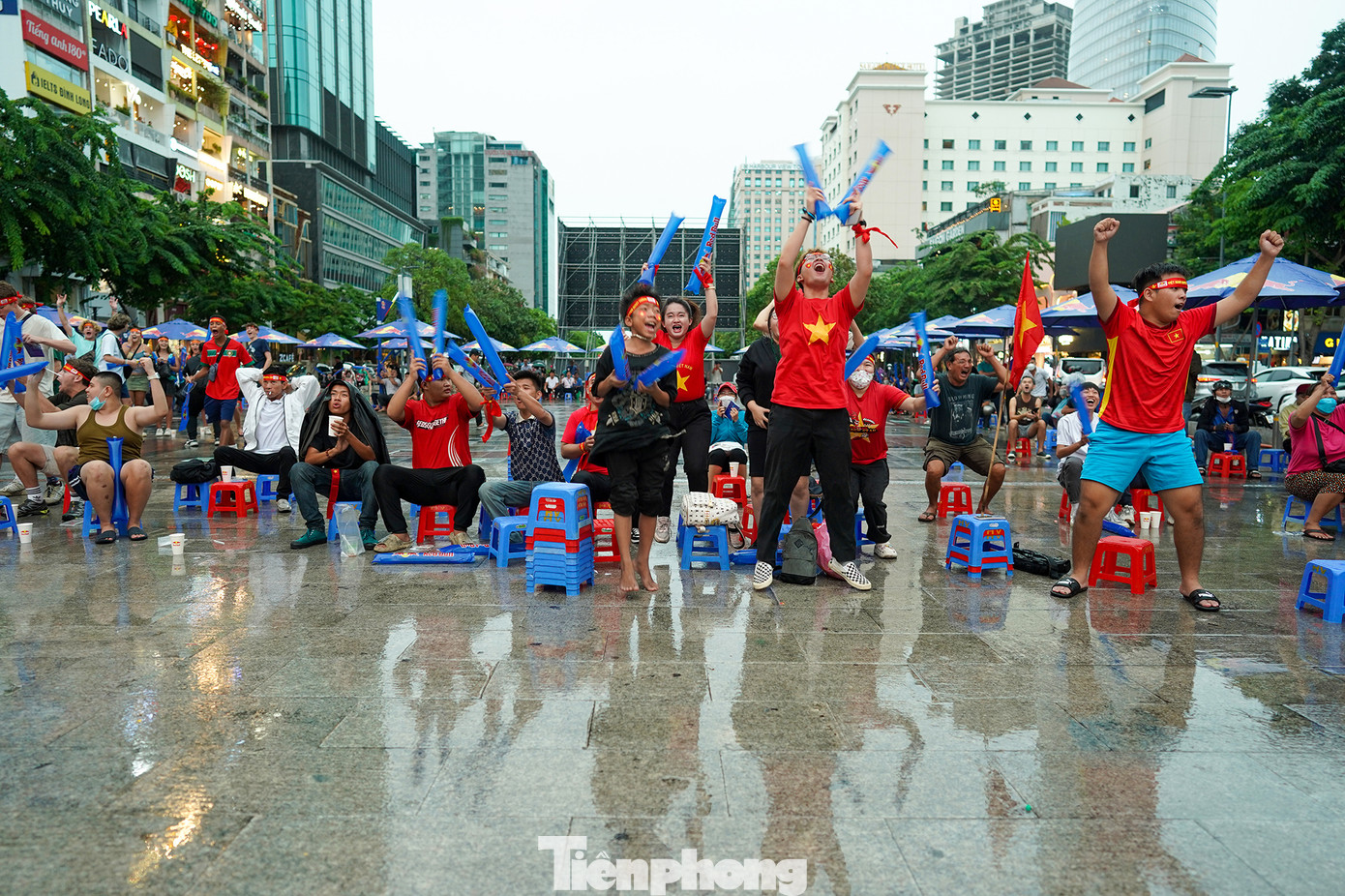 Số ít người hâm mộ vẫn vỡ oà trong từng bàn thắng của các cầu thủ U22 Việt Nam. Số ít người hâm mộ vẫn vỡ oà trong từng bàn thắng của các cầu thủ U22 Việt Nam.