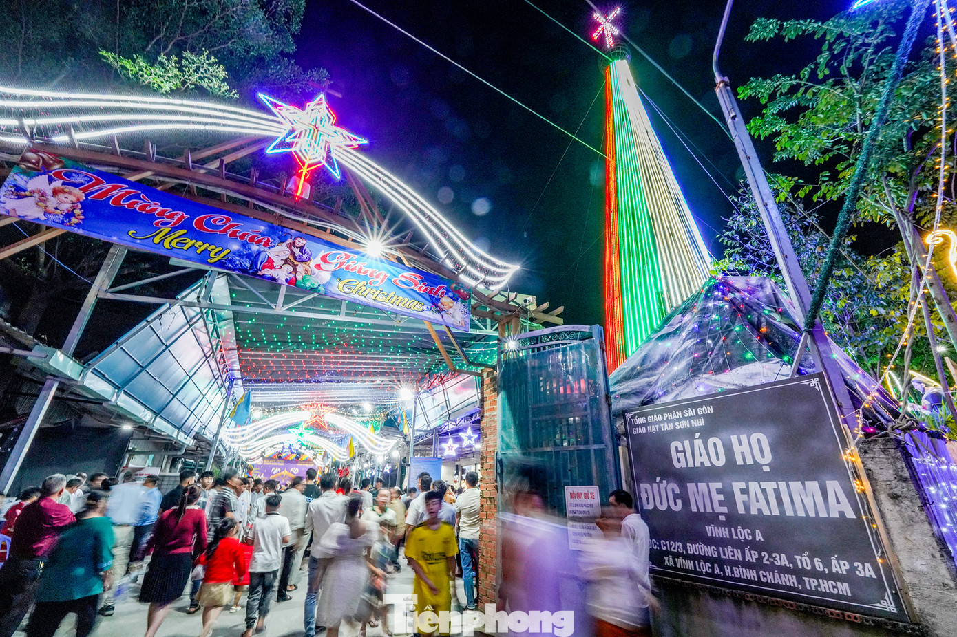 Từ chiều 24/12, rất đông người dân đã hướng về khu vực giáo họ Đức Mẹ Fatima để chào đón giáng sinh. Từ chiều 24/12, rất đông người dân đã hướng về khu vực giáo họ Đức Mẹ Fatima để chào đón giáng sinh.