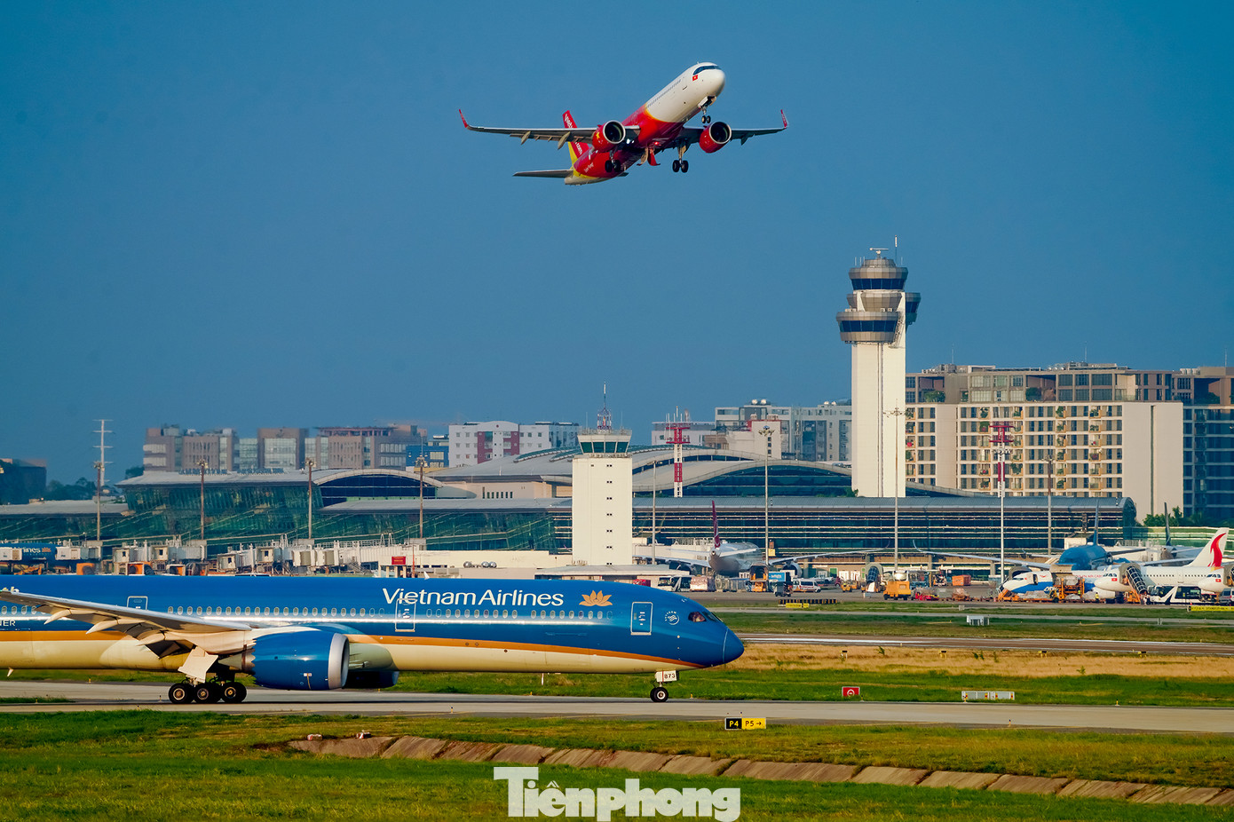 Sân bay Tân Sơn Nhất có ngày cao điểm lễ Tết đạt tới 1.000 chuyến. Ngày bình thường hàng trăm chuyến bay, vậy nên có thể thấy rõ sự sầm uất đường hàng không.