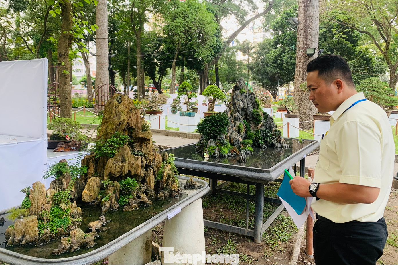 Hội hoa Xuân Tết Quý Mão tại công viên Tao Đàn còn có nhiều tiểu cảnh như cánh đồng hoa hướng dương, sao nháy, tiểu cảnh Tháp Chàm mang đậm màu sắc của miền quê đất phương Nam với những ruộng rau, luống hoa, thuyền chở trái cây để khách tham quan, chụp ảnh