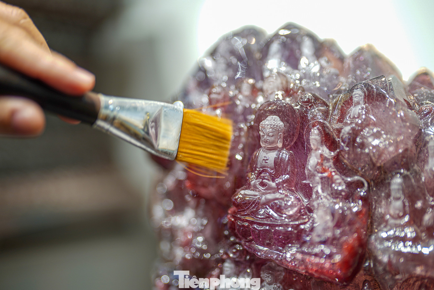 Kể về khối thạch anh Super Seven “dâu tây” này, anh cho biết là một khối đá hiếm. Theo anh Khoa, trên thế giới chỉ duy nhất Brazil có loại này. Tính độc đáo của khối đá này nằm ở màu sắc và độ lấp lánh, phản chiếu ánh sáng.