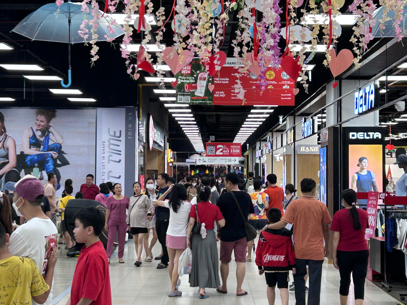 Lễ tình nhân rơi vào gần cuối tuần nên cũng là cơ hội để các cặp đôi ra đường đi chơi, đón lễ.