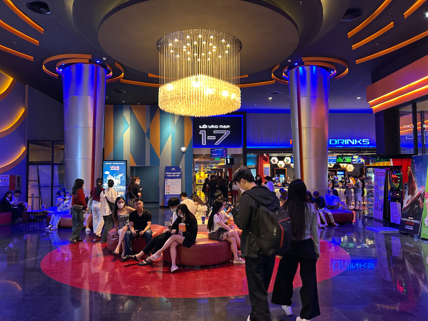 Một rạp phim trên đường Quang Trung cũng đông khách đợi suất chiếu.