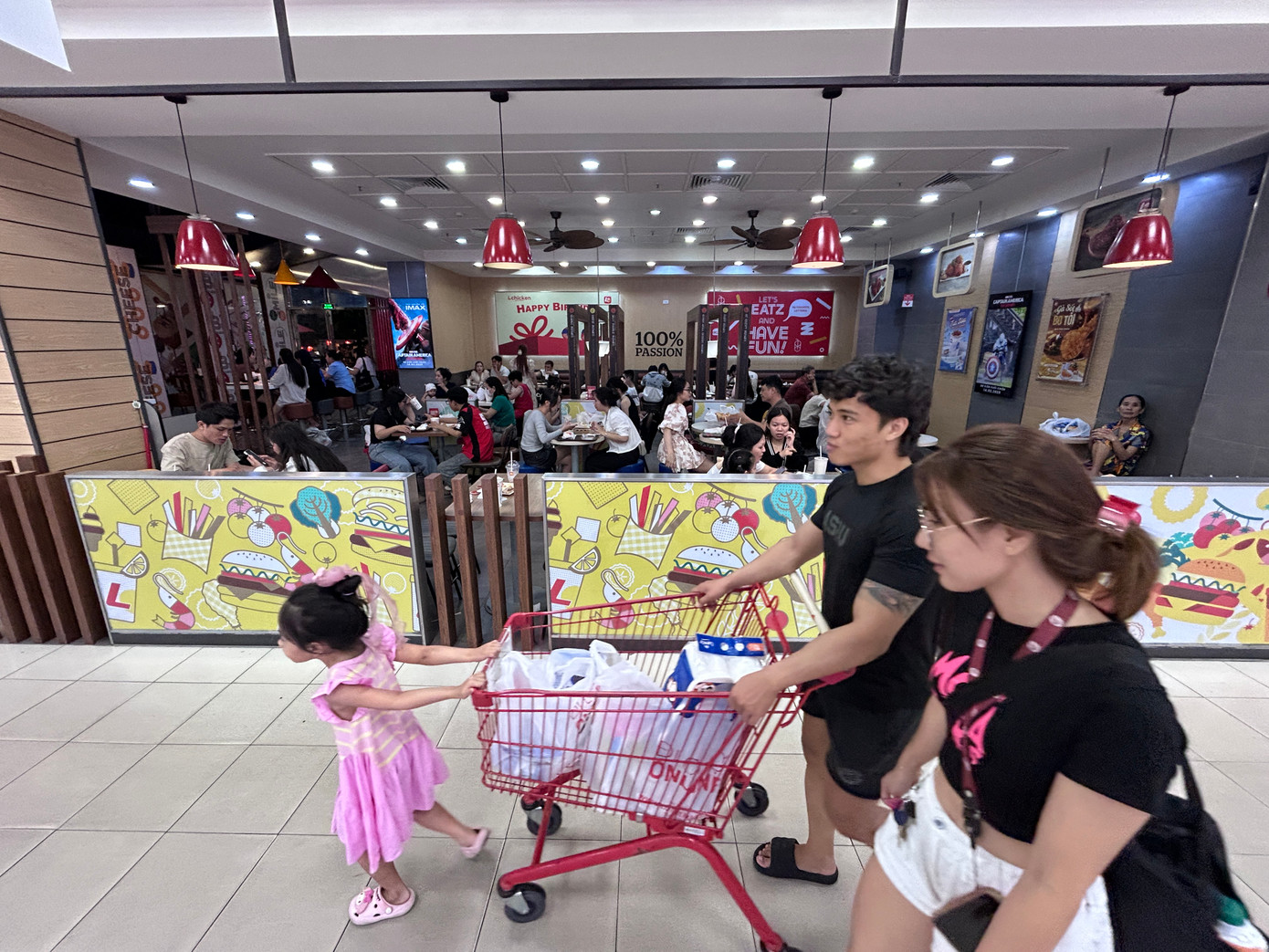 Trong một trung tâm thương mại cũng đông nghịt người.